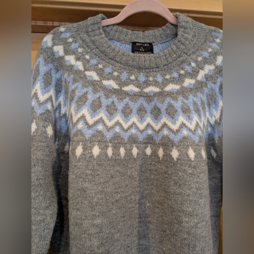 Cozy Gray Patterned Women's Sweater - Picture 2 of 7